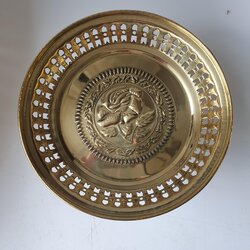  ถาดโปร่งขอบม้วน 6 นิ้ว เนื้อทองเหลือง กลางกุหลาบ 