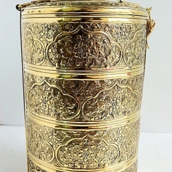 ปิ่นโตทองเหลืองตอกลายกลีบบัวประยุกต์ สี่ชั้น