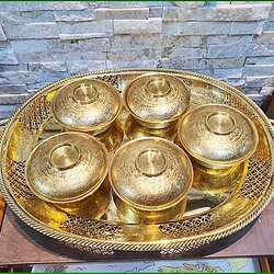 ชุดชามฝาทองเหลือง 5.5 นิ้วตอกลาย พร้อมถาดเปลหูจับ 19 นิ้ว