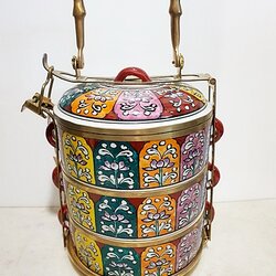 ปิ่นโตเบญจรงค์ลายโบราณหลากสี สามชั้น ขาทองเหลือง ลายเขียนจากปลายภู่กัน พรีเมี่ยมแท้