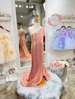 ชุดราตรีเด็ก(หน้าร้านอยู่รัชดา ลองได้ถ่ายรูปจากชุดจริง)W18607 สีโอรส ชุดหางปลากระโปรงหน้ายาวหลังยาว ไหล่เฉียง