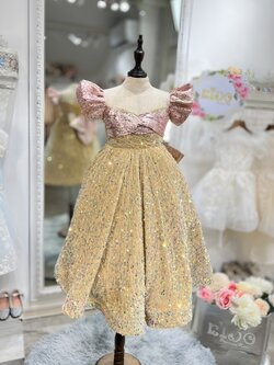 ชุดราตรีเด็ก(หน้าร้านอยู่รัชดา ลองได้ถ่ายรูปเองจากชุดจริง)W18583 สีทอง แขนตุ๊กตา กระโปรงยาว คอเหลี่ยมเกร็ดวิ้งทองสวยสง่า