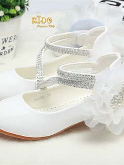 รองเท้าเด็ก*มีหน้าร้านอยู่รัชดา ลองได้ เปลี่ยนได้ *H065สีขาว หนังแก้ว มีดอกไม้ใหญ่พร้อมมุกประดับตรงข้อเท้า สวยน่ารักมากคะ