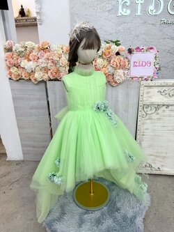 ชุดราตรีเด็ก(หน้าร้านอยู่รัชดา ลองได้ถ่ายรูปเองจากชุดจริง)W19125 สีเขียว กระโปรงหน้าสั้นหลังยาว คอชิดฟู ติดดอกไม้น่ารักมากๆ