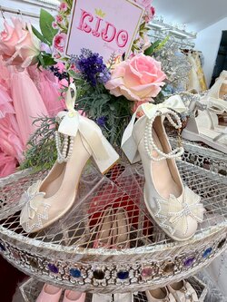 รองเท้าเด็ก(หน้าร้านอยู่รัชดา ลองได้)H190 สีครีม โบว์หน้า สายคล้องมุก มีส้นสูง สวยหรู