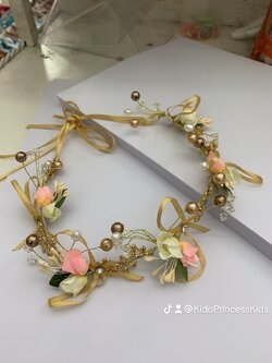 คาดผมเด็ก(หน้าร้านอยู่รัชดา)KF510เส้นคาดผมดอกไม้สีชมพูขาว ตกแต่งด้วยโบว์สีทอง ประดับมุกและคลิสตัล สวยหรูมากๆเลยคะ