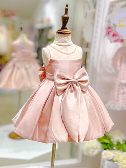 ชุดราตรีเด็ก(หน้าร้านอยู่รัชดา ลองได้ถ่ายรูปจากชุดจริง)B250สีชมพู เรียบๆแต่เอาอยู่ทุกงานค่า กระโปรงสั้น