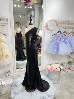 ชุดราตรีเด็ก(หน้าร้านอยู่รัชดา ลองได้ถ่ายรูปจากชุดจริง)W18607 สีดำ ชุดหางปลากระโปรงหน้ายาวหลังยาว ไหล่เฉียง