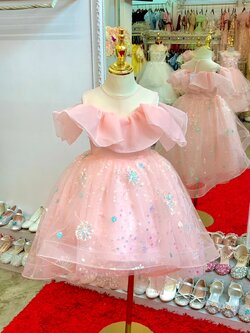 ชุดราตรีเด็ก(หน้าร้านอยู่รัชดา ลองได้ถ่ายรูปเองจากชุดจริง)W18813สีชมพู ติดระบายที่หน้าอก หน้าสั้นหลังยาว น่ารัก สวยหรู