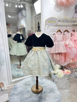 ชุดเดรสเด็ก(หน้าร้านอยู่รัชดา ลองได้ถ่ายรูปจากชุดจริง)W18459 แนวเฮปเบิร์น เสื้อสีดำ กระโปรงสั้นสีเขียว แขนตุ๊กตา