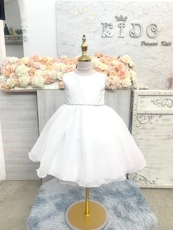 ชุดราตรีเด็ก(หน้าร้านอยู่รัชดา ลองได้ถ่ายรูปเองจากชุดจริง)B268สีขาว ผ้าแก้วกระโปรงคาดเพชร