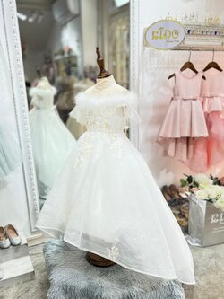 ชุดเจ้าหญิง(ร้านอยู่รัชดา ลองได้ถ่ายรูปจากชุดจริง)W18456 สีขาว แขนระบาย โอบไหล่ขนนก กระโปรงหน้าสั้น หลังยาว ฟูๆ เจ้าหญิงเลยค่ะ