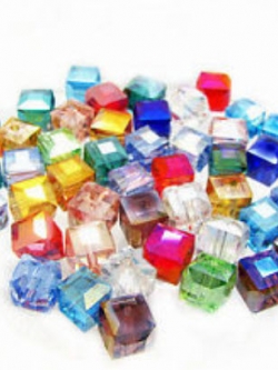 ลูกปัดสี่เหลี่ยม 6 ม.ม. x 6 ม.ม. / 25 เม็ด