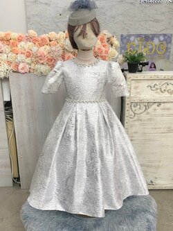 ชุดราตรีเด็ก(หน้าร้านอยู่รัชดา ลองได้ถ่ายรูปเองจากชุดจริง)W19005 สีเงิน กระโปรงยาว แขนยาวผ้าพิมพ์ลายทั้งชุด