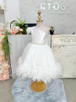 ชุดราตรีเด็ก(ร้านอยู่รัชดา ลองได้ถ่ายรูปจากชุดจริง)W19236 สีขาว กระโปรงหน้าสั้นหลังยาว ไหล่เฉียง แต่งขนนก สวยเหมือนนางฟ้า