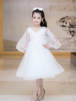 ชุดราตรีเด็ก(หน้าร้านอยู่รัชดา ลองได้ถ่ายรูปเองจากชุดจริง)ชุดออกงานเด็ก ชุดแขนยาวปลายบาน กระโปรงยาว ปักลูกไม้หรู