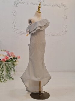 ชุดราตรีเด็ก(หน้าร้านอยู่รัชดา ลองได้ถ่ายรูปจากชุดจริง)W18538 สีเงิน ชุดหางปลาเปิดไหล่เฉียง คลุมแขน กระโปรงยาวผ่าหน้า