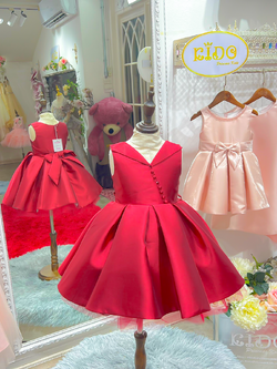 ชุดเจ้าหญิง(หน้าร้านอยู่รัชดา ลองได้ถ่ายรูปจากชุดจริง)B258 สีแดง กระโปรงหน้าสั้น แต่งด้วยกระดุมเฉียง หรูมากค่ะ