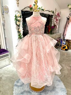 ชุดราตรีเด็ก(ร้านอยู่รัชดา ลองได้ถ่ายรูปจากชุดจริง)W18777สีชมพู ตกแต่งด้วยคลิสตัลที่แขน กระโปรงยาวฟู สวยหรู