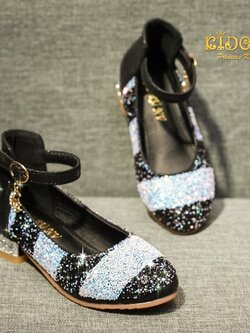 รองเท้าเด็ก(หน้าร้านอยู่รัชดา ลองได้)H037สีดำสลับขาว แนวเก๋ สายรัดรองเท้าประดับเพชรห้อยรูปดวงจันทร์ หลังปีน