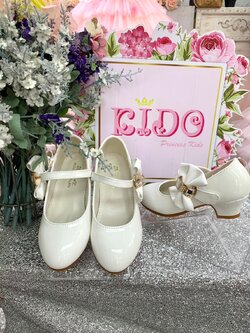 รองเท้าเด็ก(หน้าร้านอยู่รัชดา ลองได้)H131. สีขาว สายรัดติดโบว์