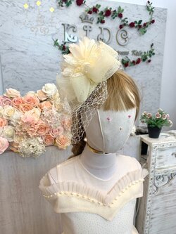 คาดผมเด็ก(หน้าร้านอยู่รัชดา)KF673 หมวกคาดผมเด็กสีครีม ดอกไม้ใหญ่โบว์ตาข่ายประดับขนนก
