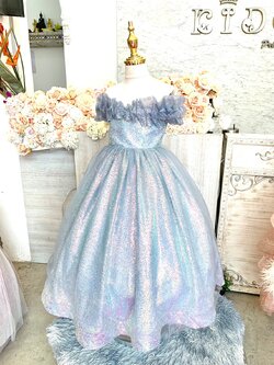 ชุดราตรีเด็ก(หน้าร้านอยู่รัชดา ลองได้ถ่ายรูปจากชุดจริง)W18745สีฟ้า หน้าอกติดระบาย ชุดยาววิ้งๆ น่ารักสวยหรูสุดๆ