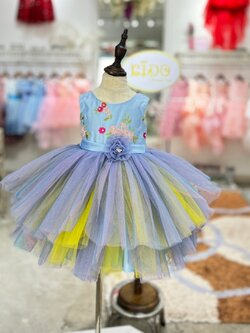 ชุดออกงานเด็ก(หน้าร้านอยู่รัชดา ลองได้ถ่ายรูปจากชุดจริง)B242สีฟ้า ปักดอกไม้ติดมุก กระโปรงสั้น ชั้นๆฟูฟอง กระโปรงสลับชั้นเหลืองฟ้า สีสวยเลยจร้า