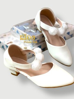 รองเท้าเด็ก(หน้าร้านอยู่รัชดา ลองได้)H175สีขาว เปิดข้าง ประดับดอกไม้ตรงสายรัดรองเท้า สวยสุดเก๋
