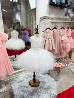 ชุดราตรีเด็ก(หน้าร้านอยู่รัชดา ลองได้ถ่ายรูปจากชุดจริง)W18441 สีขาว กระโปรงสั้นฟู เรียบหรูมากค่ะ