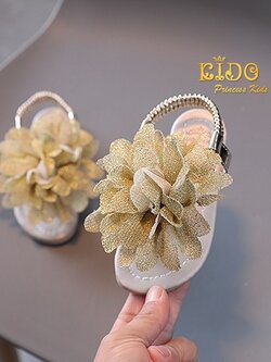 รองเท้าเด็ก(หน้าร้านอยู่รัชดา ลองได้)H089สีทอง แต่งด้วยดอกไม้ฟูๆ ดีเทจ สวยหวานๆน่ารัก ใส่สบายมาก