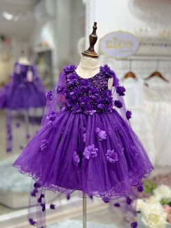 ชุดเจ้าหญิง(หน้าร้านอยู่รัชดา ลองได้ถ่ายรูปจากชุดจริง)T256สีม่วงตกแต่งด้วยผ้าคุมไหล่ซีทรูติดดอกไม้ กระโปรงสั้น