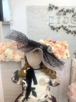 กิ๊บหมวกเด็ก(หน้าร้านอยู่รัชดา)H05 กิ๊บหมวกทรงหมวกปีกกว้าง สีดำ ติดตาข่ายประดับลูกไม้ติดดอก