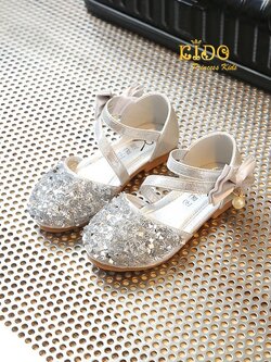 รองเท้าเด็ก(หน้าร้านอยู่รัชดา ลองได้)H081สีเงิน ติดเพชรเหลียม ระยิบระยับ เปิดข้าง สายคาดเรียบ2เส้น โบว์หลังตรงสายคาดรองเท้า งานสวยมากคะ