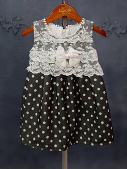 ชุดกันหนาวเด็ก *มีหน้าร้าน ตรงปก พร้อมส่ง*3334 สีดำจุดครีม แขนกุด อกลูกไม้ติดโบว์ น่ารักมาก