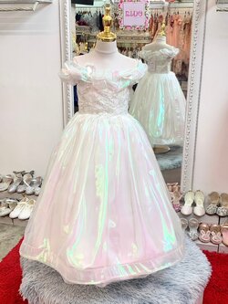 ชุดราตรีเด็ก(หน้าร้านอยู่รัชดา ลองได้ถ่ายรูปจากชุดจริง)W18807 สีขาว ติดระบายหน้าอกและกลิตเตอร์ด้านหน้า กระโปรงยาว เรียบสวยหรู