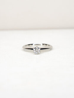 แหวน Tiffany & Co. The Tiffany Setting Platinum 950 with 0.22carat G VS2 Diamond ไซส์47# +กล่องและCertificate (Used)