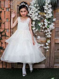 ชุดออกงานเด็ก(หน้าร้านอยู่รัชดา ลองได้ถ่ายรูปจากชุดจริง)B097 สีครีม กระโปรงยาวเสมอ กระโปรงยาวสองชั้น ชั้นบนสั้นปักเย็บด้วยลูกไม้ ช่วงอกเป็นซีทรู ตรงอกปักเย้บด้วยมุกและลูกไม้