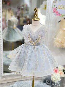 ชุดราตรีเด็ก(หน้าร้านอยู่รัชดา ลองได้ถ่ายรูปจากชุดจริง)W18633 สีเทา คอวีแหลมตั้งแต่งระบาย กระโปรงสั้น