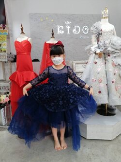 ssชุดราตรีเด็ก(หน้าร้านอยู่รัชดา ลองได้ถ่ายรูปจากชุดจริง)E185สีน้ำเงิน สีเทา ตกแต่งด้วยดอกไม้ทั้งตัว กระโปรงหน้าสั้นหลังยาว แขนยาว