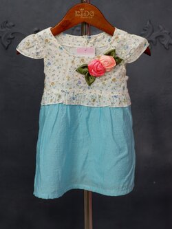 ชุดแฟชั่นเด็ก*มีหน้าร้าน ตรงปก พร้อมส่ง*ZK01 ชุดเดรสเด็กแขนสั้น สีขาวฟ้า บนผ้าลายดอกไม้ กระโปรงริ้วฟ้าขาว น่ารักมาก