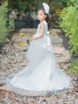 ชุดเจ้าหญิง(หน้าร้านอยู่รัชดา ลองได้ถ่ายองจากชุดจริง)W1291สีขาว ติดกลีบดอกไม้สวยๆ กระโปรงหน้าสั้นหลังยาวมาก เวลาเดินชายกระโปรงให้ความรู้สึกเหมือนเจ้าหญิงเลยคะ