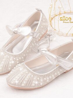 รองเท้าเด็ก(หน้าร้านอยู่รัชดา ลองได้)H048สีเงิน ติดมุกประดับเพชร แต่งด้วยโบว์ผูกผ้าเรียบ ตรงสายรัดรองเท้า สวยน่ารักมาก