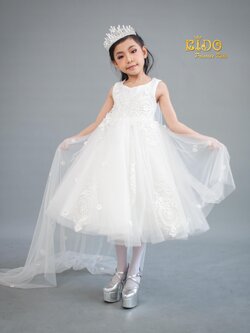 ชุดราตรีเด็ก(หน้าร้านอยู่รัชดา ลองได้ถ่ายรูปจากของจริง)A024สีขาว เสื้อปักมุกลายหรู มีผ้าคลุมหลังติดดอกไม้ กระโปรงยาว ชุดออกงานเด็ก