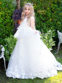 ชุดราตรีเด็ก(หน้าร้านอยู่รัชดา ลองได้ถ่ายรูปจากชุดจริง)W18058 ประดับดอกไม้ ช่วงอกซีทรู เอวมีชั้นระบายชายกระโปรงทรงหน้ายาวหลังยาวลากพื้นชายกระโปรงติดลูกไม้และดอกไม้หรูมากๆ สีขาว หน้าสั้นหลังยาว