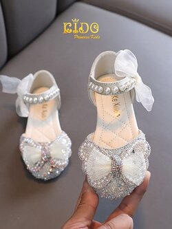 รองเท้าออกงานเด็ก(หน้าร้านอยู่รัชดา ลองได้)H103สีครีม แต่งโบว์ผ้าแก้วติดเพชรและโบว์หลัง เปิดข้าง ประดับด้วยมุกตรงสายรัดรองเท้า มาพร้อมโบว์