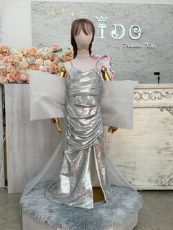 ชุดราตรีเด็ก(หน้าร้านอยู่รัชดา ลองได้ถ่ายรูปเองจากชุดจริง)W19220 สีเงิน แขนสั้น กระโปรงยาว แหวกหน้า วิ้งๆทั้งชุด