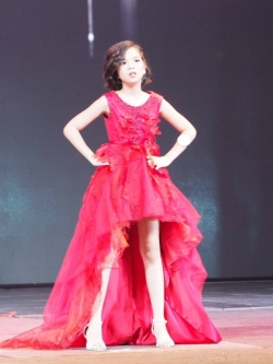 เช่าชุดเด็ก*มีหน้าร้านอยู่รัชดา ลองได้ เปลี่ยนได้ ถ่ายรูปเองจากสินค้าจริง*W17017 ชุดราตรีเด็กสีแดงสุดแรงด้านหลังเว้าลึกสุดใจ ชุดกระโปรงหน้าสั้นหลังยาว