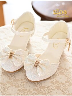 รองเท้าเด็ก*มีหน้าร้านอยู่รัชดา ลองได้ เปลี่ยนได้ ถ่ายรูปเองจากสินค้าจริง*H093สีขาว ด้านหน้าติดโบว์เพชรระยิบระยับ ห้อยดาวตรงสายรัดรองเท้า เปิดข้าง เก๋ๆ