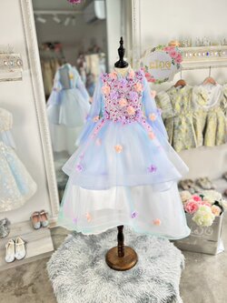 ชุดราตรีเด็ก(หน้าร้านอยู่รัชดา ลองได้ถ่ายรูปจากชุดจริง)W18555 สีฟ้า แขนยาว กระโปรงหน้ายาวหลังยาวปักดอกไม้